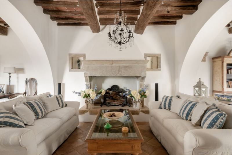 Замковая каменная вилла, расположенная на 84 гектарах леса в пасторальной Тоскане