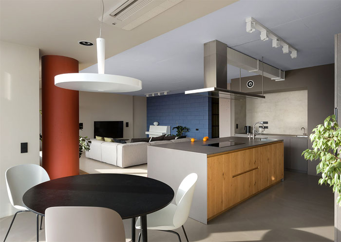 Интригующие дизайнерские конструкции и яркие акценты в интерьере просторных апартаментов