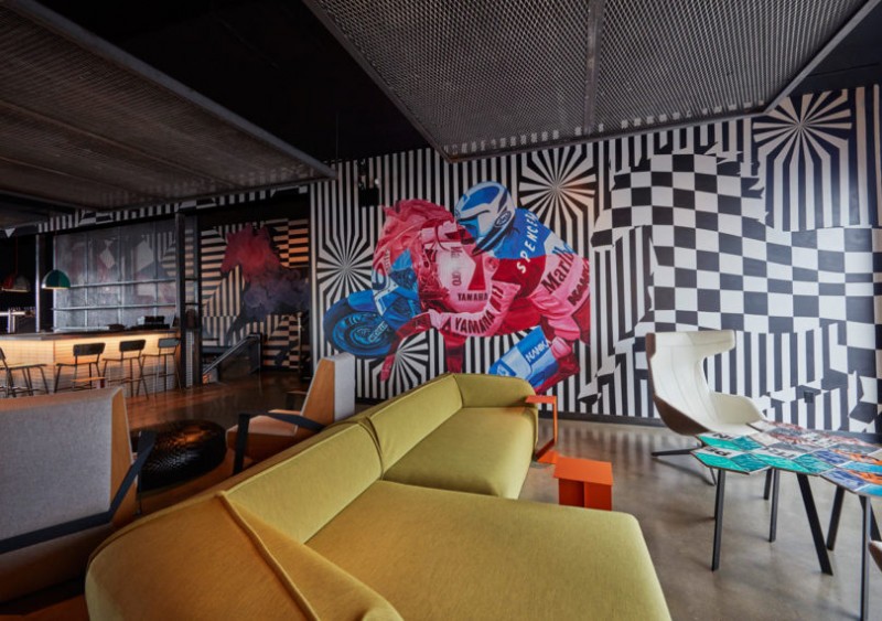 Клуб любителей классических автомобилей, расположенный на пристани 76 на реке Гудзон, Нью-Йорк