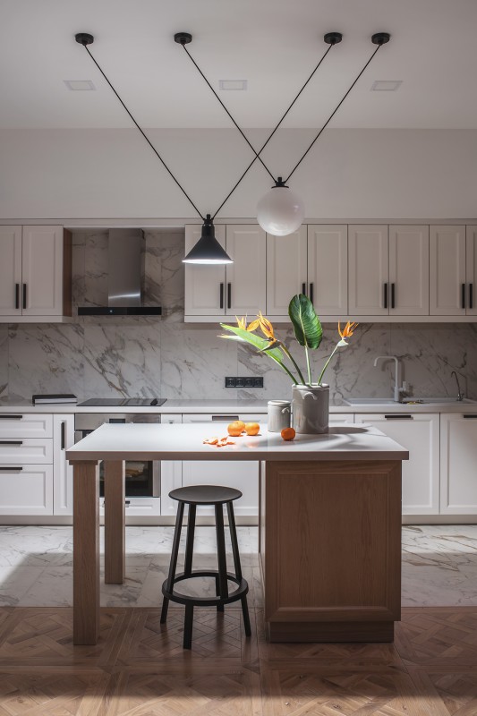 Светлые апартаменты с яркими акцентами