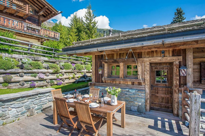 Классическое деревянное шале в Банье, Швейцария