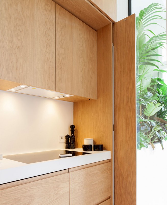 Кухня, спрятанная за элегантными стеновыми панелями в жилом проекте Barcelona Кухня, спрятанная за элегантными стеновыми панелями в жилом проекте Barcelona