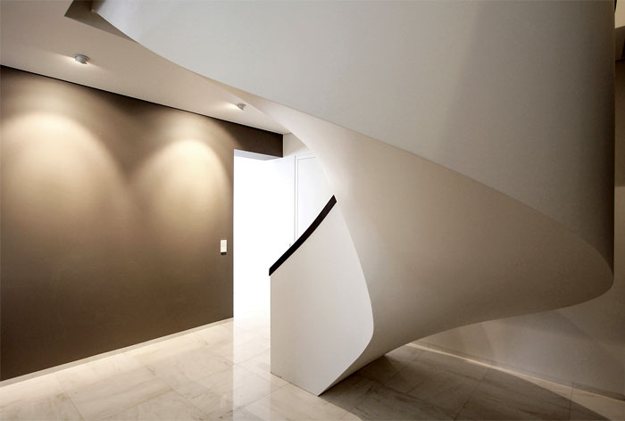 Минималистичный стиль и доминирующий белый цвет в интерьере дома в Клайпеде Минималистичный стиль и доминирующий белый цвет в интерьере дома в Клайпеде