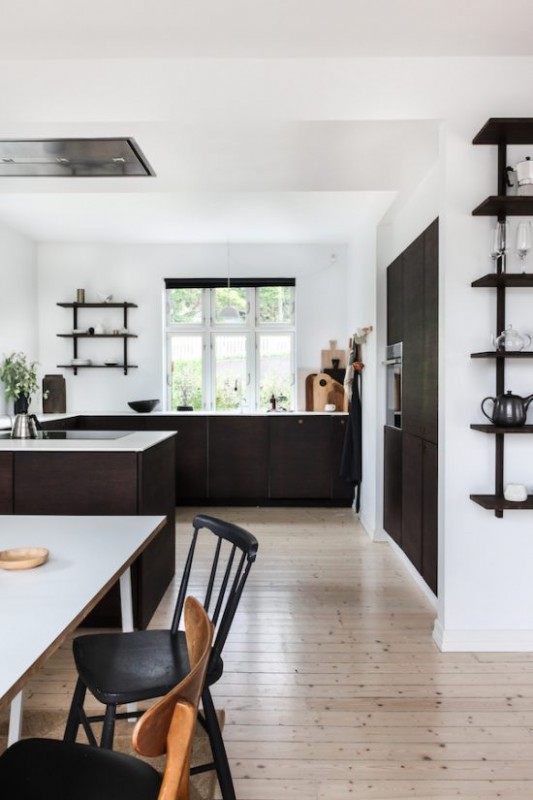 Монохромный интерьер дома на склоне холма в Норвегии