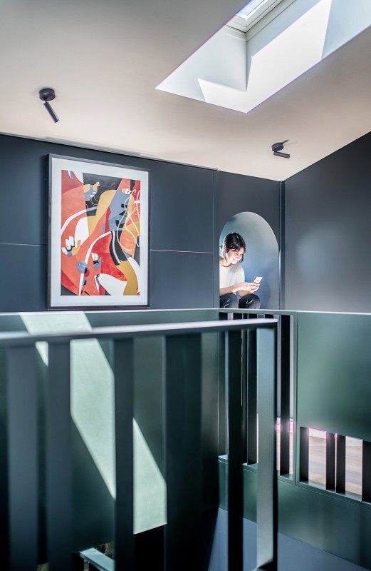 Монохромный интерьер двухуровневой квартиры Монохромный интерьер двухуровневой квартиры