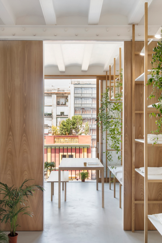 Преобразование квартиры 1880-х годов в два лофта, расположенных в районе Сан-Антонио в Барселоне Преобразование квартиры 1880-х годов в два лофта, расположенных в районе Сан-Антонио в Барселоне