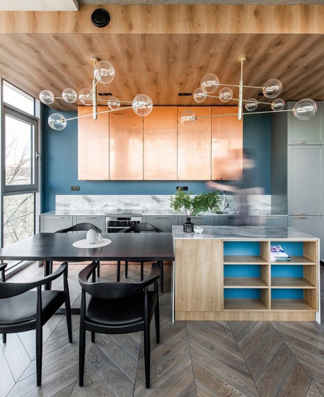 Приглушенные тона и мраморные, латунные и медные акценты в декоре литовской квартиры