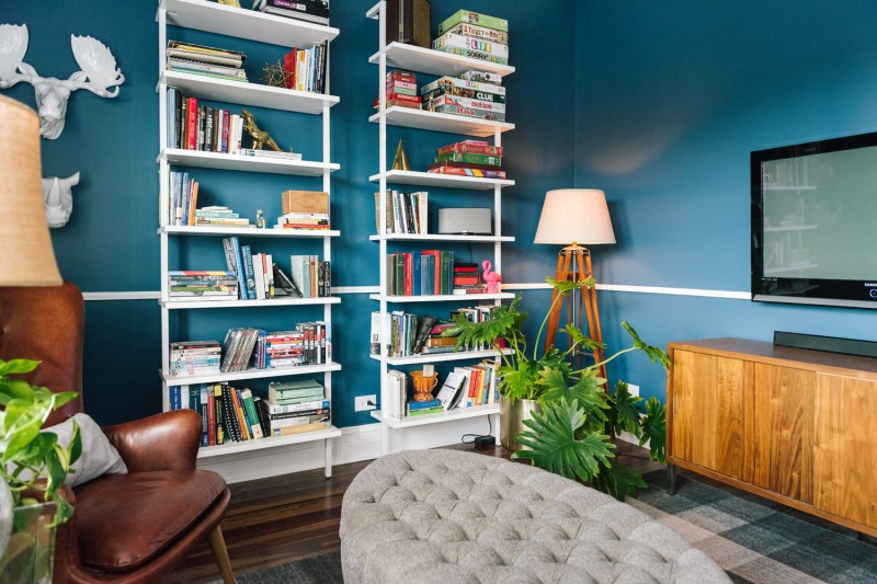 Прохладные цвета и медные акценты в интерьере просторных чикагских апартаментов Прохладные цвета и медные акценты в интерьере просторных чикагских апартаментов