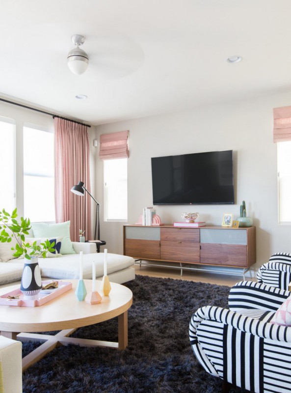 Скандинавская цветовая палитра и графические черно-белые полосы в интерьере гостиной