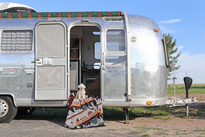 Трейлер Airstream, принадлежащий музыканту Райану Санчесу и дизайнеру Шине Армстронг Трейлер Airstream, принадлежащий музыканту Райану Санчесу и дизайнеру Шине Армстронг