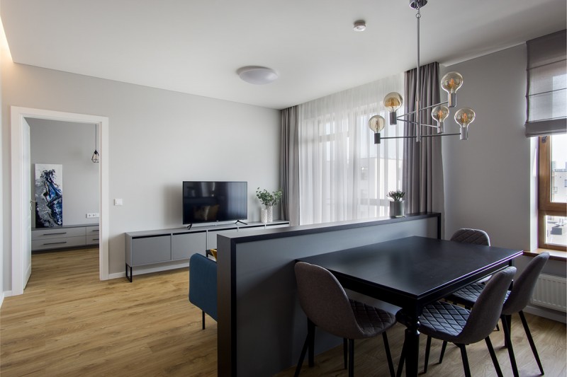 Апартаменты в серых тонах с яркими цветовыми акцентами