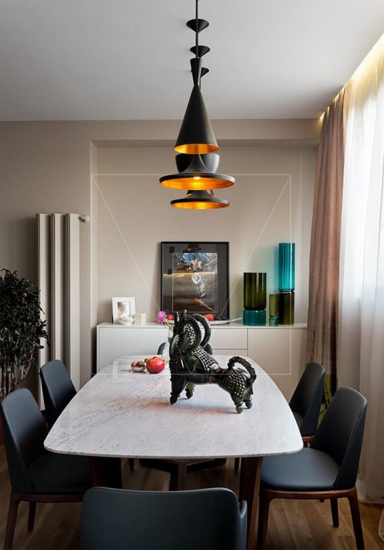 Деревянные поверхности и яркие цвета - современная квартира для молодой семьи