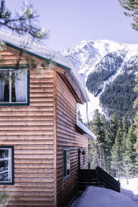 Деревянный дом с видом на горы Колорадо