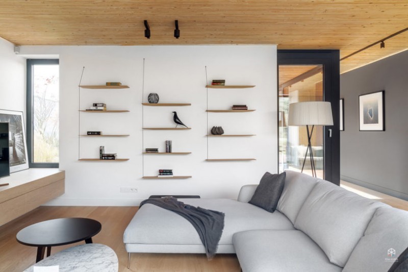 Интерьер дома у озера в деревне недалеко от Познани, Польша