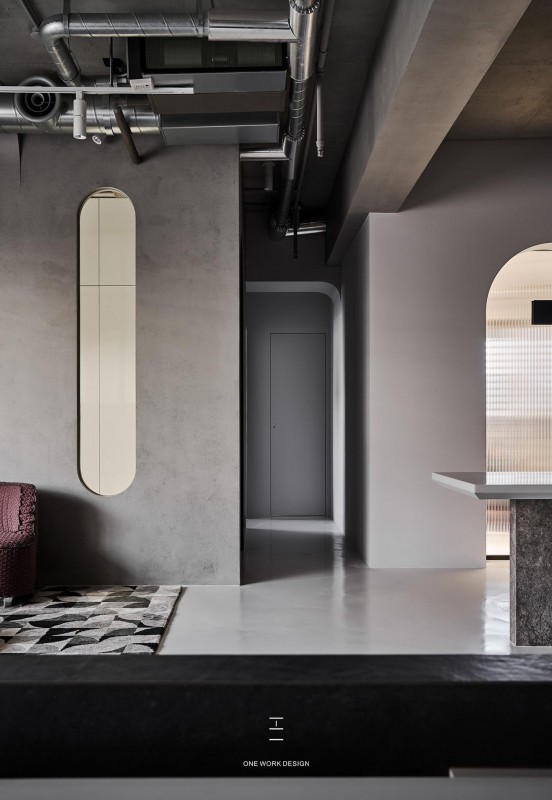 Интерьер просторных апартаментов в индустриальном стиле