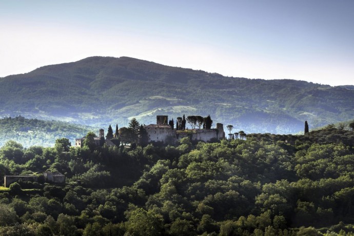 Отель Castello di Reschio в старинном замке на холмах Умбрии, Италия