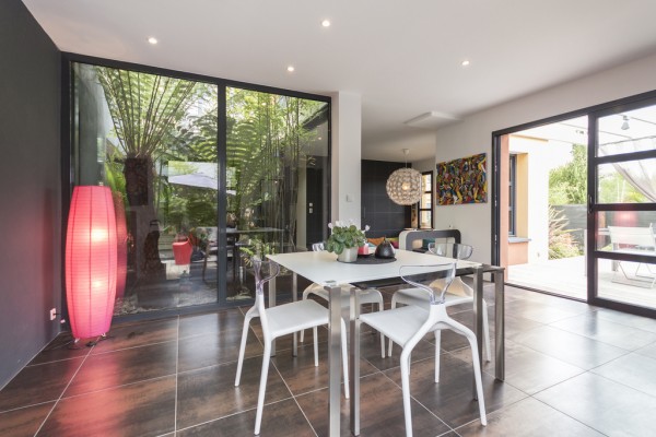 Смелое использование ярких цветов на вилле во Франции