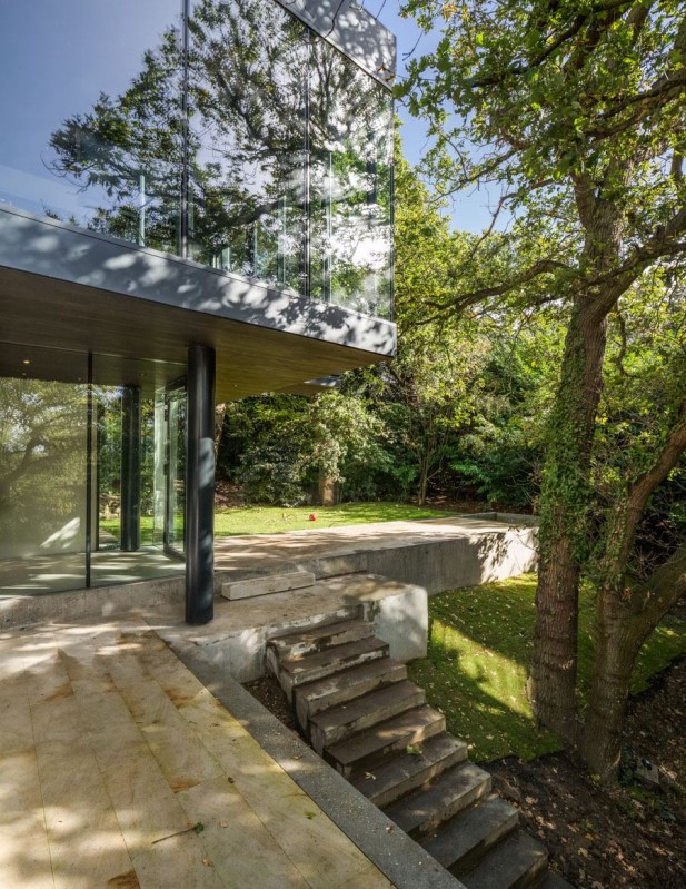 Интерьер двухэтажного дома в лесу