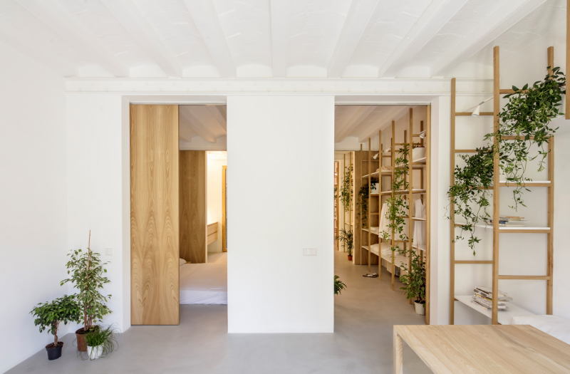 Преобразование квартиры 1880-х годов в два лофта, расположенных в районе Сан-Антонио в Барселоне Преобразование квартиры 1880-х годов в два лофта, расположенных в районе Сан-Антонио в Барселоне