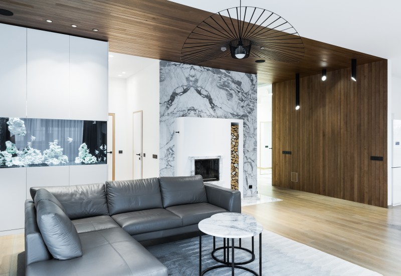 Сочетание дерева и мрамора в интерьере дома в Вильнюсе