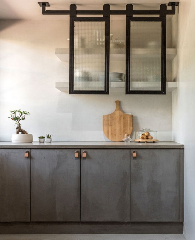 Современная индустриальная динамика в интерьере греческого дома