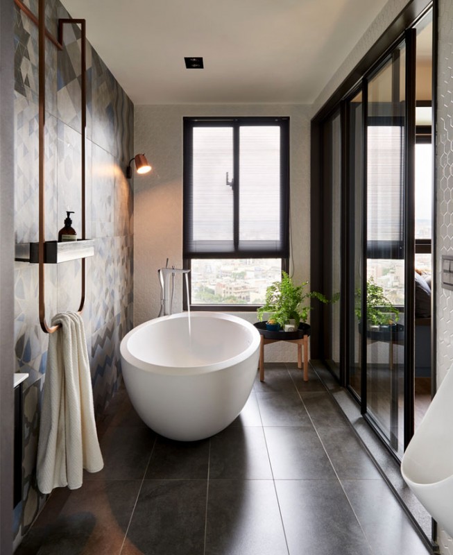 Стекло в металлическом каркасе для разделения квартиры на несколько комнат