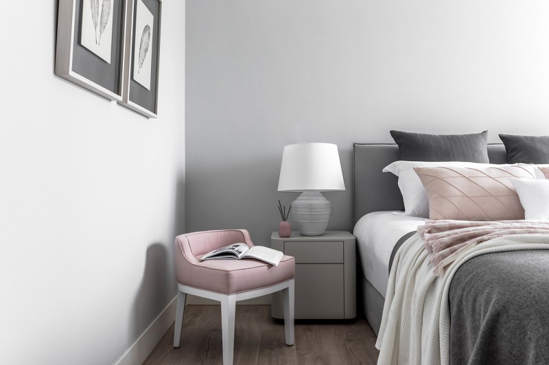 Темные кронтрастные элементы декора в светлом интерьере