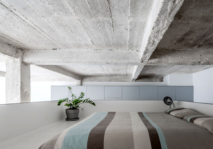 Перфорированная алюминиевая конструкция для спальни в парижских апартаментах