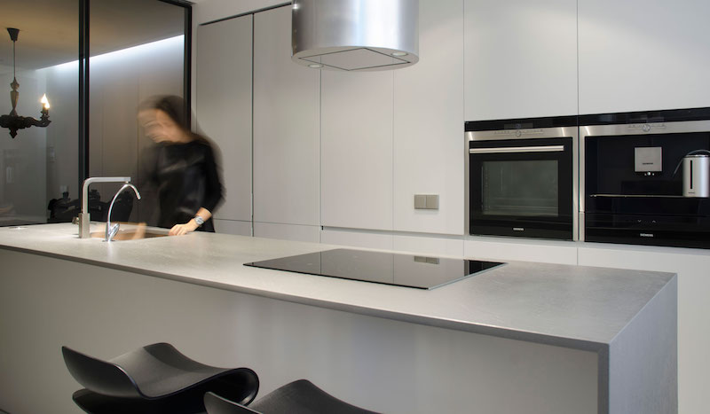 Готический магнетизм в интерьере стильной минималистской квартиры Готический магнетизм в интерьере стильной минималистской квартиры