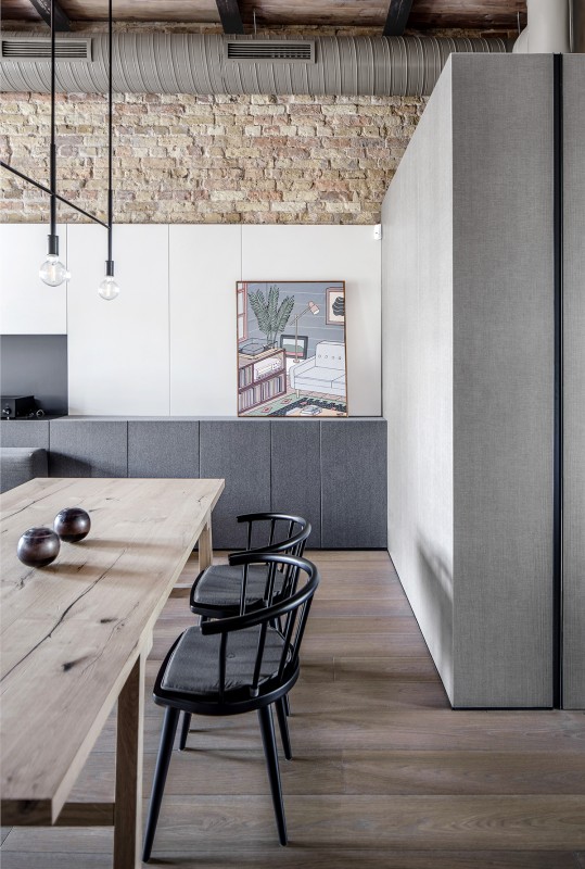 Монохромный интерьер двухуровневой квартиры Монохромный интерьер двухуровневой квартиры