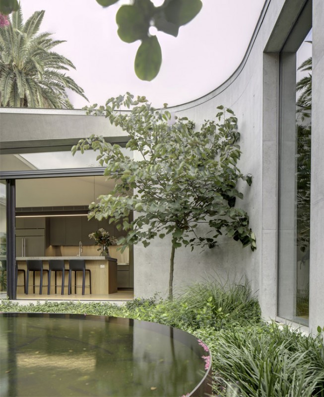 Переплетение дерева, бетона, стекла и металла в интерьере дома в Сиднее