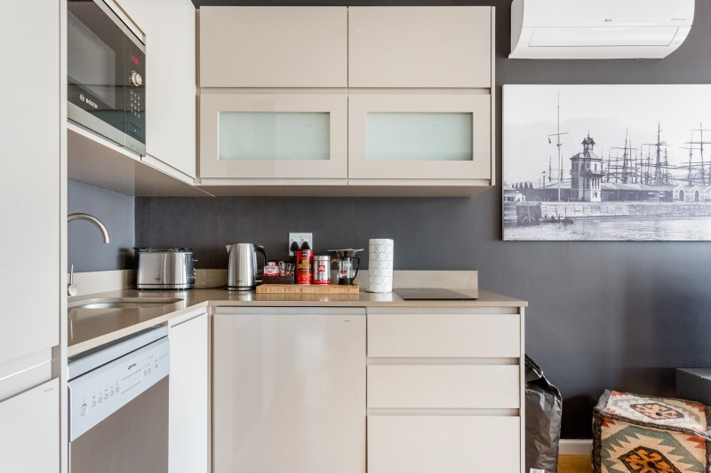 Приглушенные оттенки и элегантная современная мебель в интерьере апартаментов в Кейптауне Приглушенные оттенки и элегантная современная мебель в интерьере апартаментов в Кейптауне