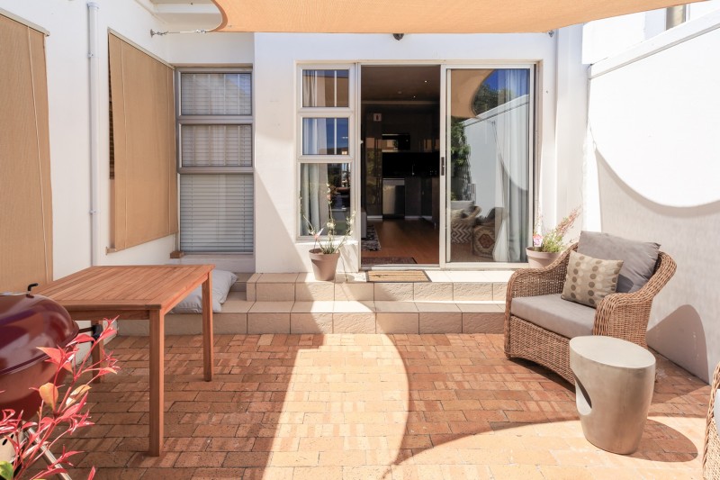 Приглушенные оттенки и элегантная современная мебель в интерьере апартаментов в Кейптауне Приглушенные оттенки и элегантная современная мебель в интерьере апартаментов в Кейптауне