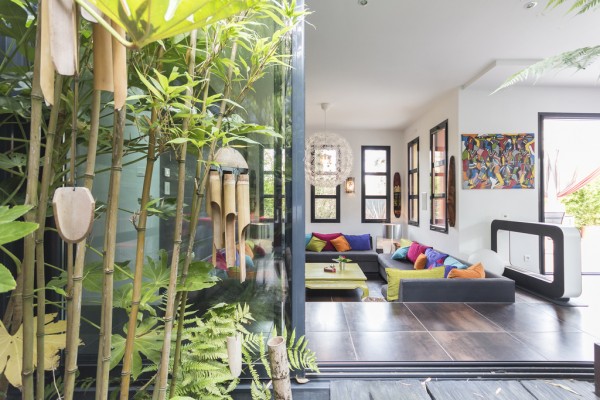 Смелое использование ярких цветов на вилле во Франции