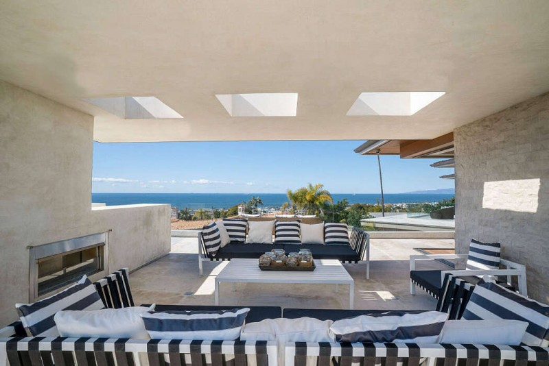 Современная резиденция для одной семьи, расположенная в Манхэттен-Бич, штат Калифорния