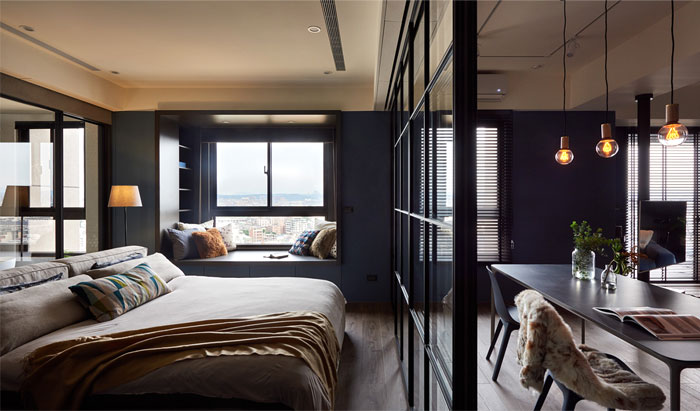 Стекло в металлическом каркасе для разделения квартиры на несколько комнат