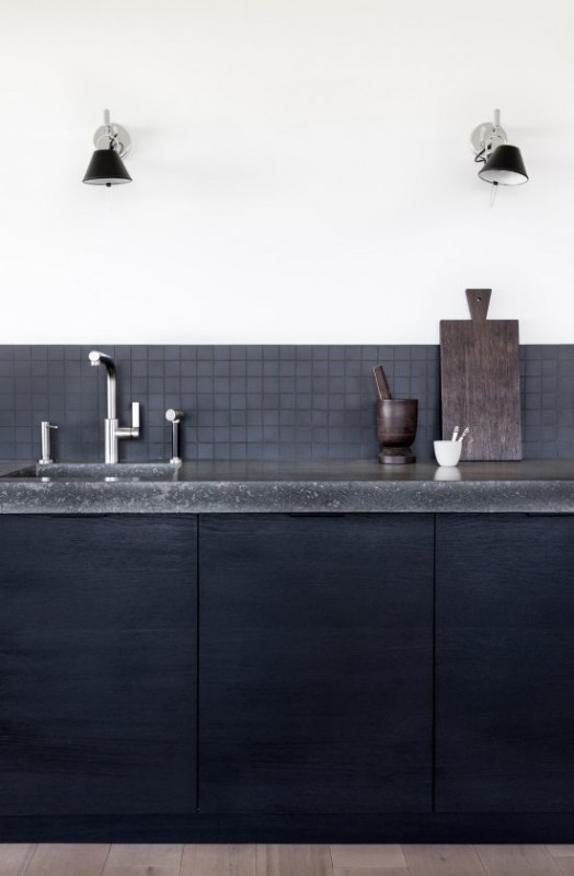 Белоснежные стены и богатые контрастные тона дерева в интерьере кухни Белоснежные стены и богатые контрастные тона дерева в интерьере кухни