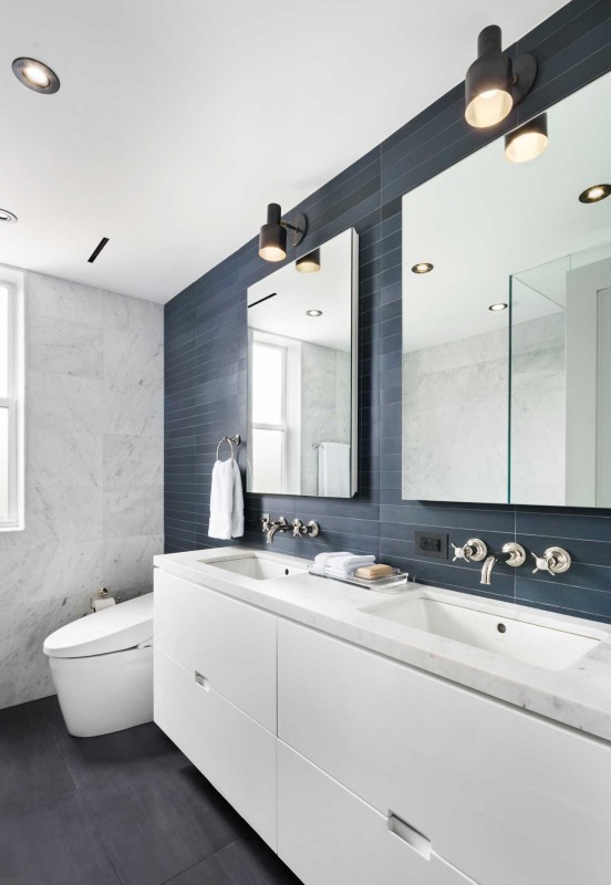 Интерьер апартаментов в Нью-Йорке в нейтральной цветовой гамме с добавлением синих акцентов