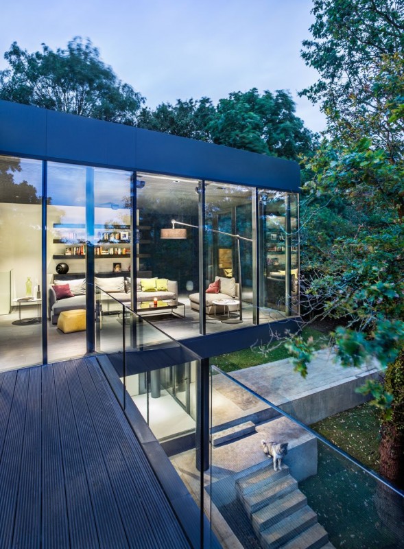 Интерьер двухэтажного дома в лесу