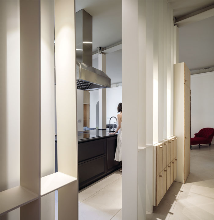 Практичное расположение кухни, столовой и гостиной в одной зоне в мадридской квартире