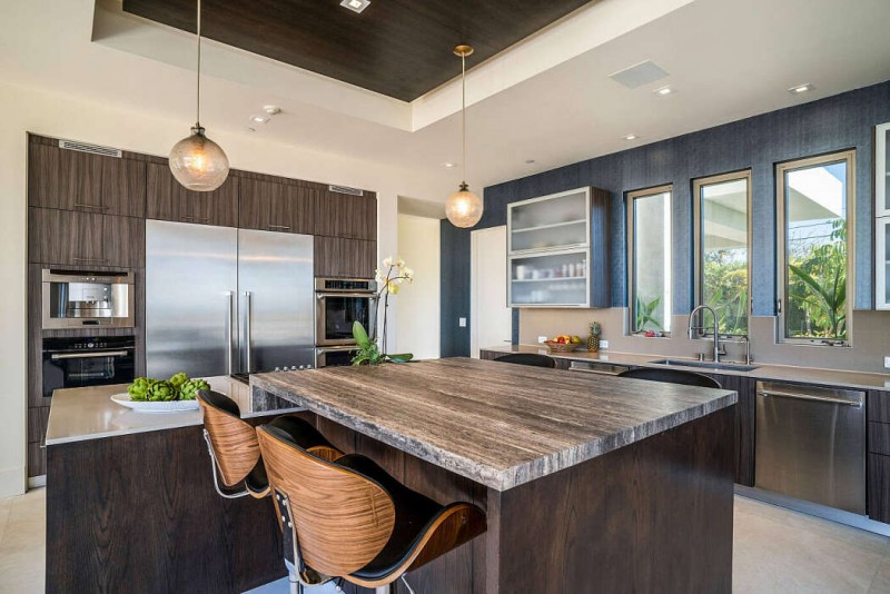 Современная резиденция для одной семьи, расположенная в Манхэттен-Бич, штат Калифорния