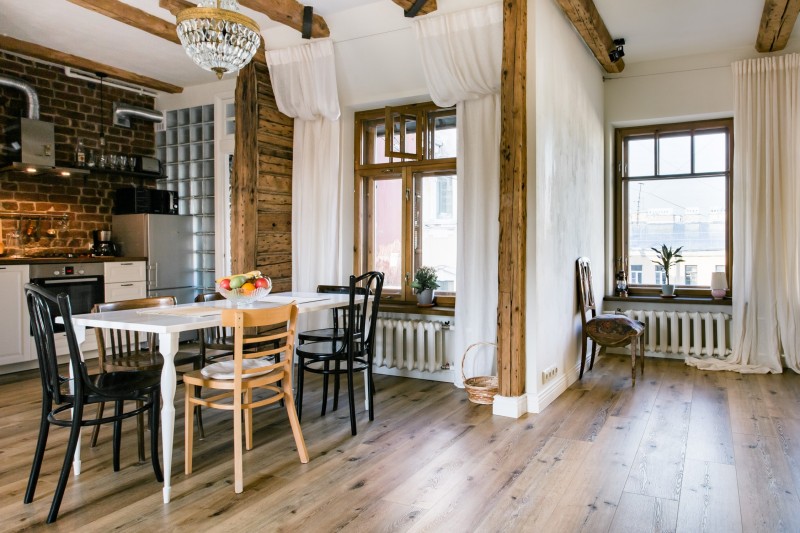 Интерьер уютной стильной мансарды