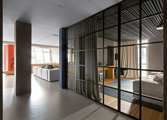 Интригующие дизайнерские конструкции и яркие акценты в интерьере просторных апартаментов