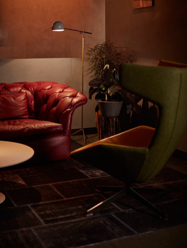 Клуб любителей классических автомобилей, расположенный на пристани 76 на реке Гудзон, Нью-Йорк