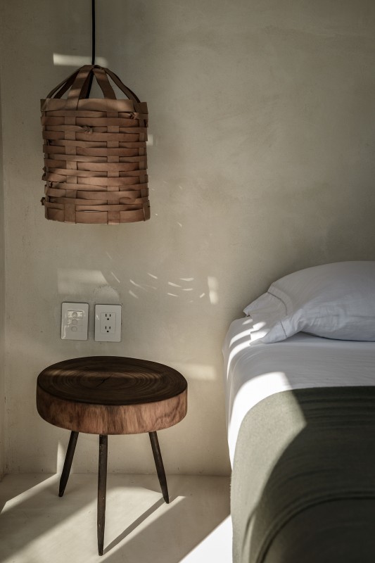 Контрастное сочетание белого цемента и дерева