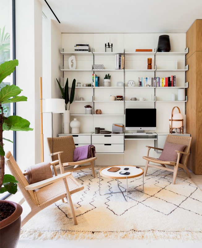 Кухня, спрятанная за элегантными стеновыми панелями в жилом проекте Barcelona Кухня, спрятанная за элегантными стеновыми панелями в жилом проекте Barcelona