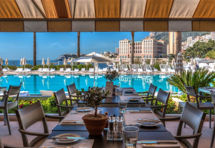 Престижный отель Monte Carlo Beach с частным пляжем и видом на Средиземное море Престижный отель Monte Carlo Beach с частным пляжем и видом на Средиземное море
