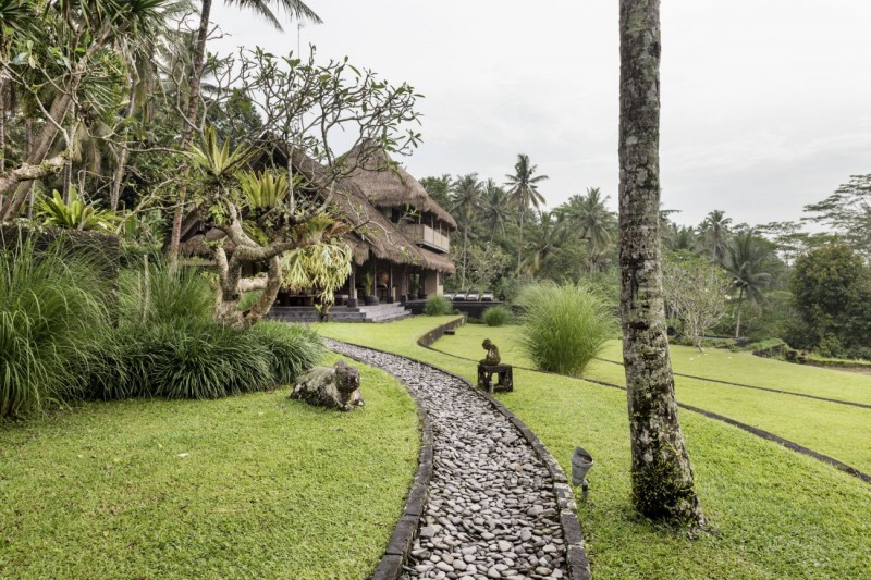 Современная вилла с соломенной крышей и видом на джунгли