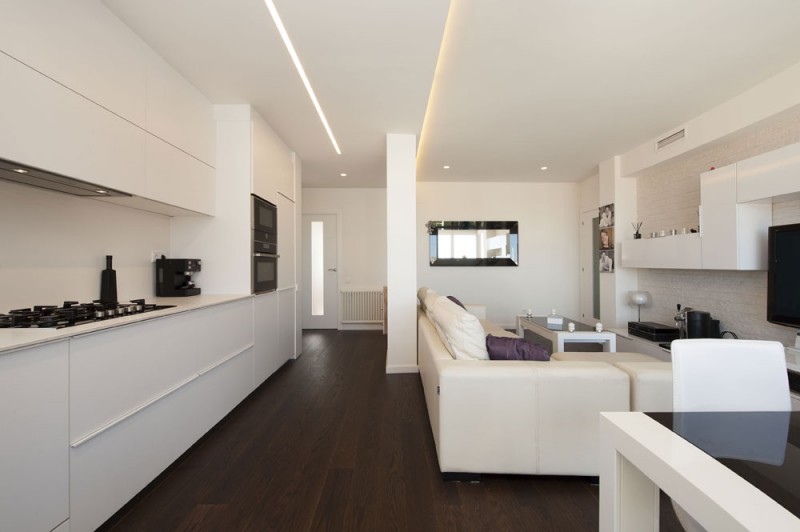 Черно-белый интерьер гостиной в квартире, расположенной в Барселоне