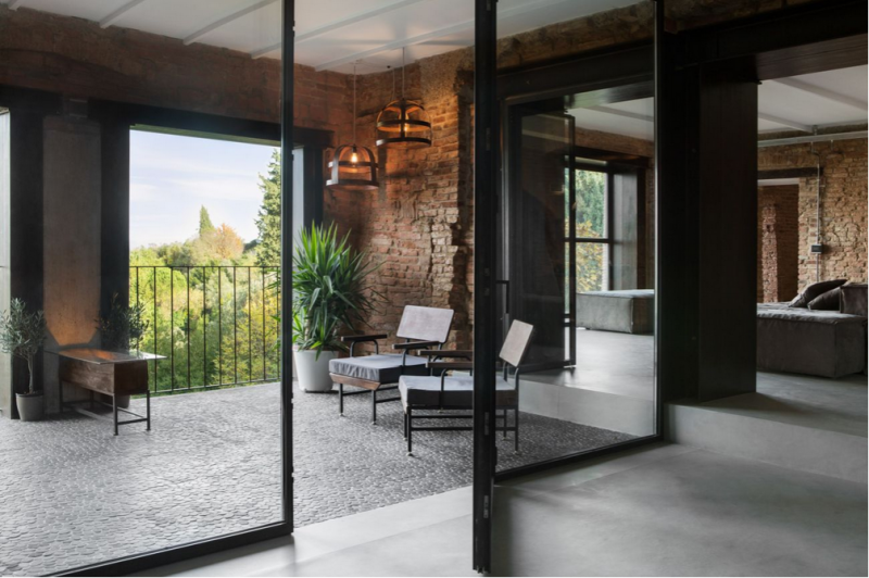 Двухэтажный лофт с панорамными окнами в итальянской провинции Пиза